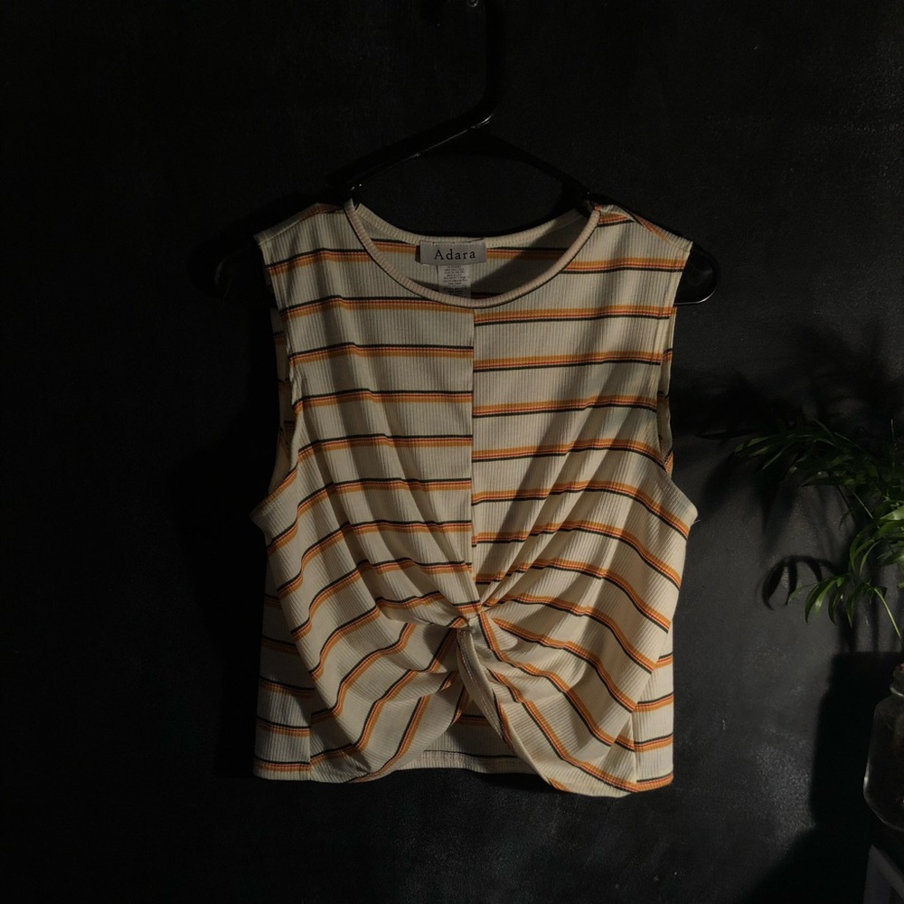 Front knot sleeveless crop top